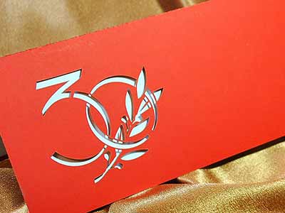 Приглашение на юбилей '30 лет' с лазерной резкой орнамента из красной бумаги